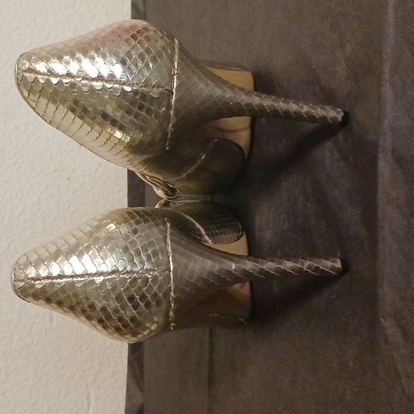 Karl Lagerfeld 6.5 Gold Heels - Picture 3 of 9